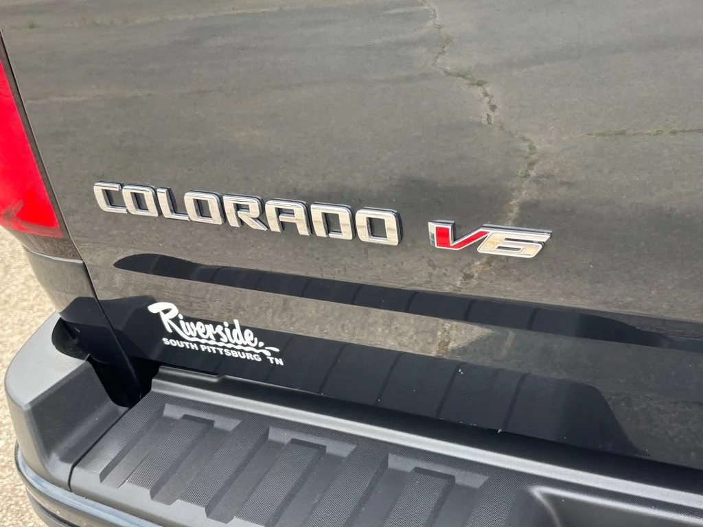 Used 2018 GRAPHITE METALLIC Chevrolet 2WD Z71 image 34