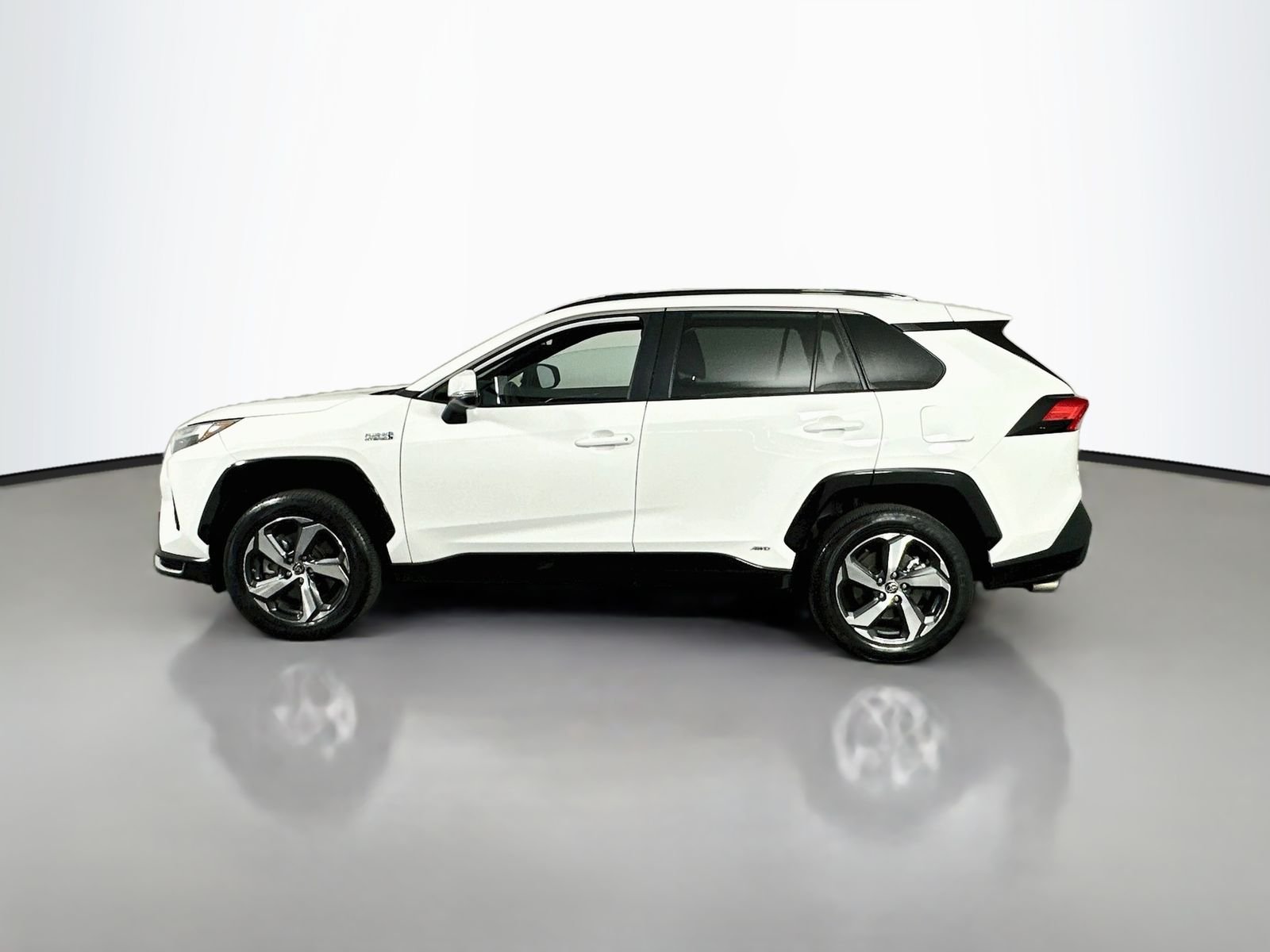 Used 2023 Ice Toyota SE image 3