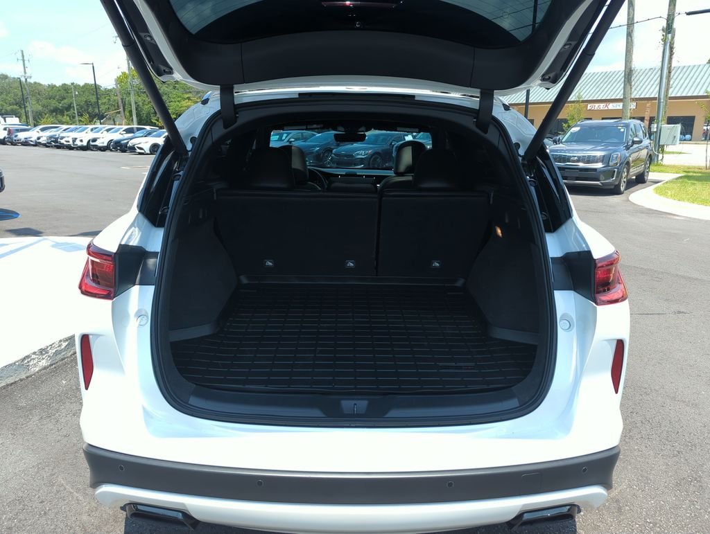 Used 2025 White INFINITI SPORT image 30