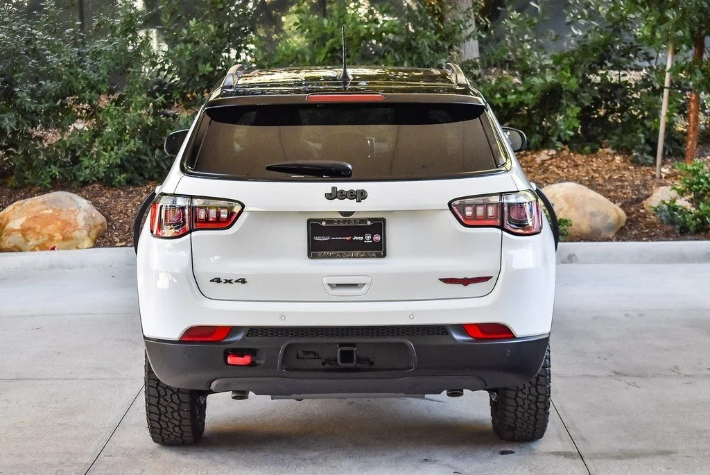 New 2026 Bright White Clear-Coat Exterior Paint Jeep Trailhawk image 5