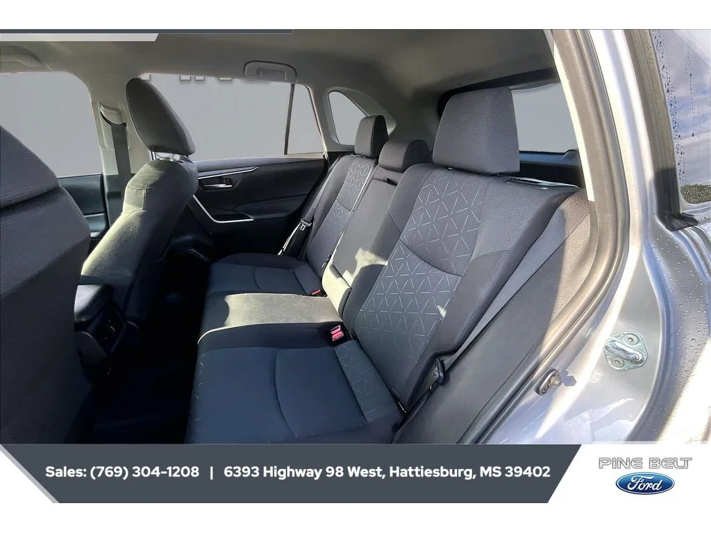 2024 Toyota RAV4 XLE - Photo 19