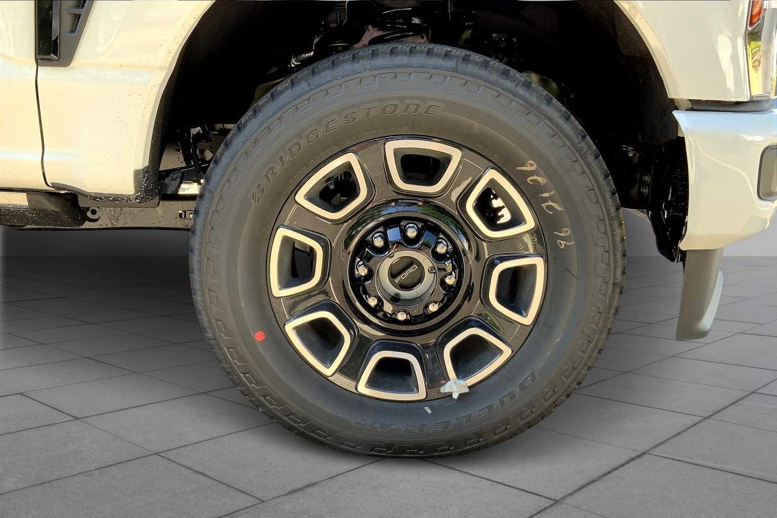 2025 Ford F-350 Super Duty Platinum - Photo 12