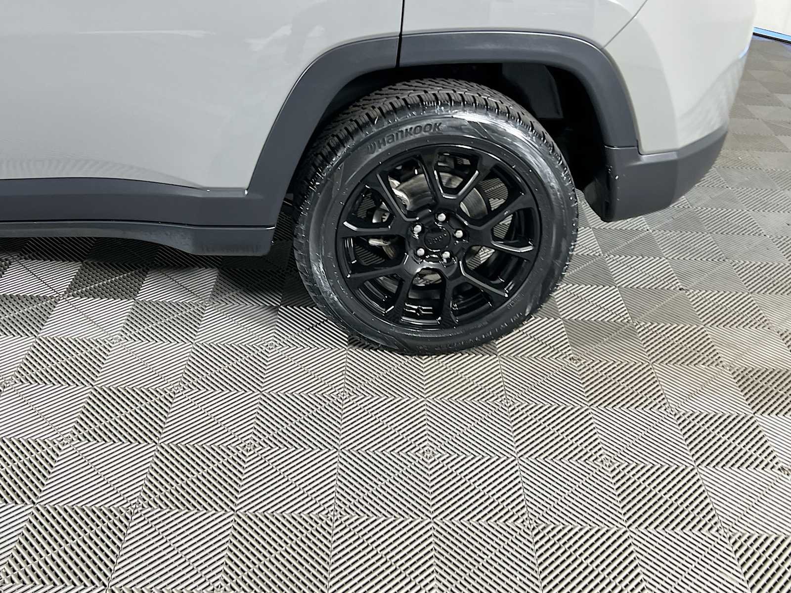 Used 2023 Sting-Gray Clearcoat Jeep Altitude image 30
