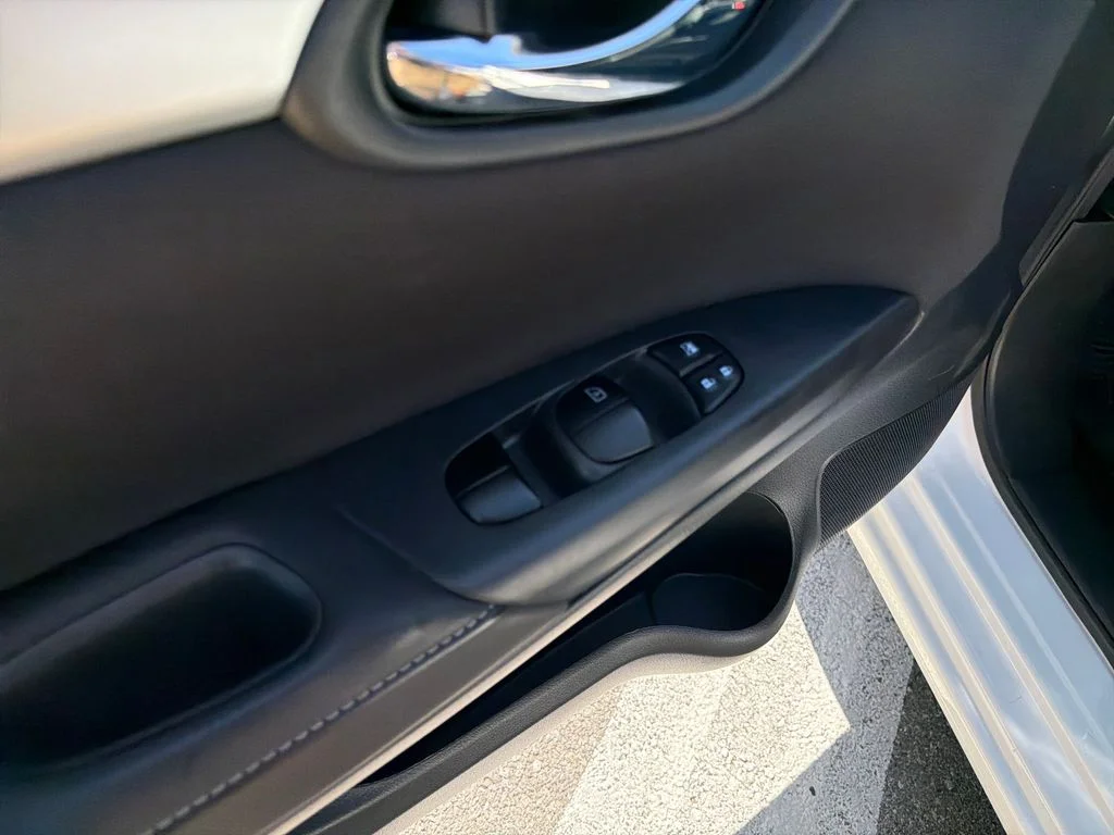 Used 2018 White Nissan S image 18