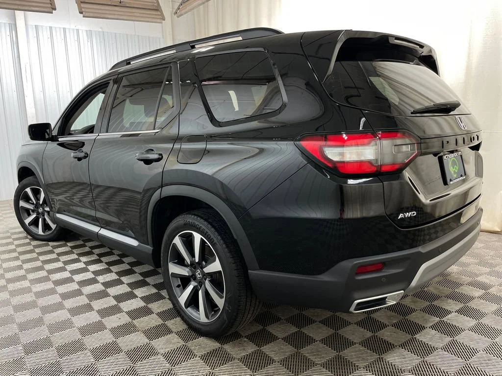 Used 2024 Black Honda Touring image 22