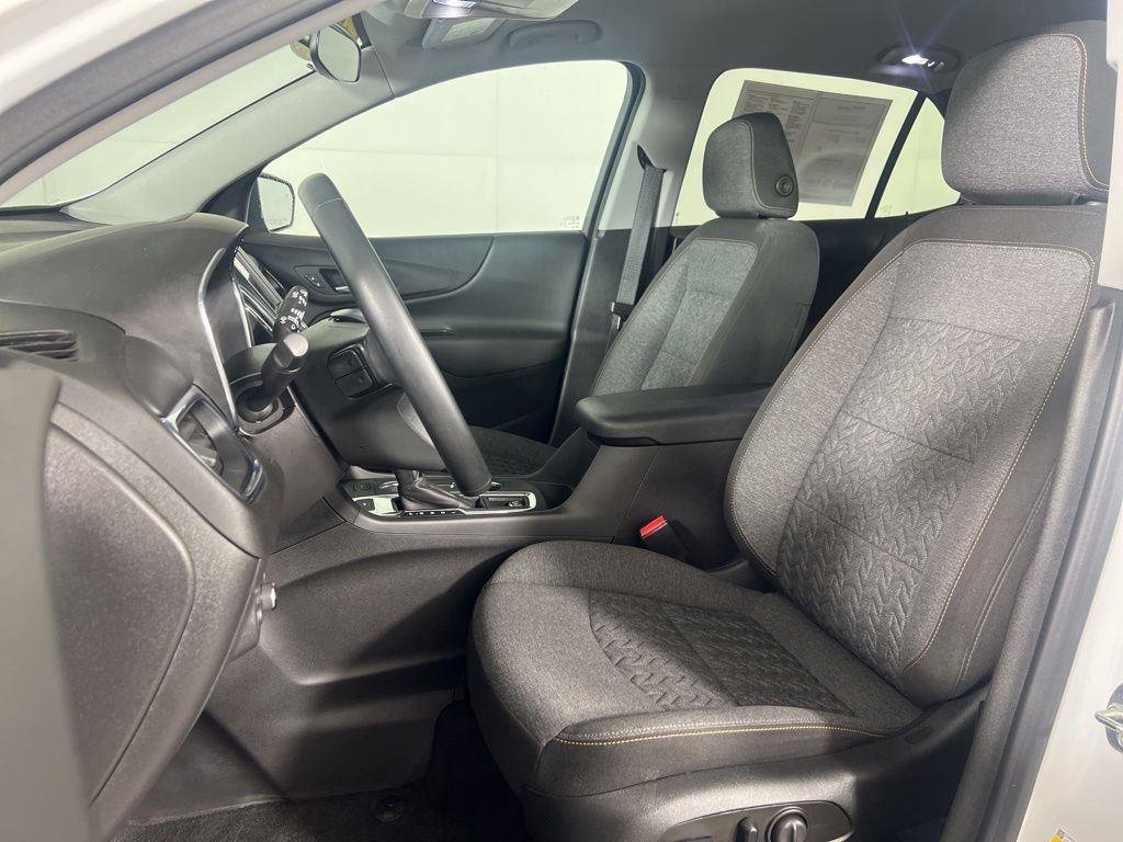 Used 2024 Pearl Chevrolet LT image 27