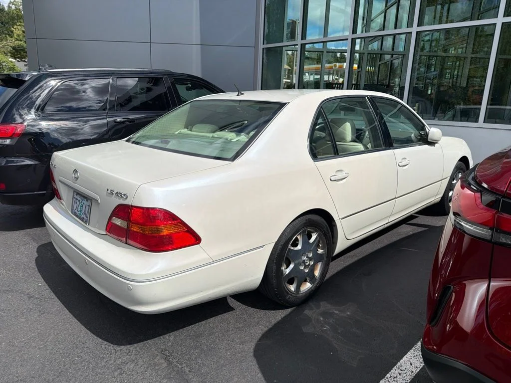 Used 2002  Lexus 430 image 2
