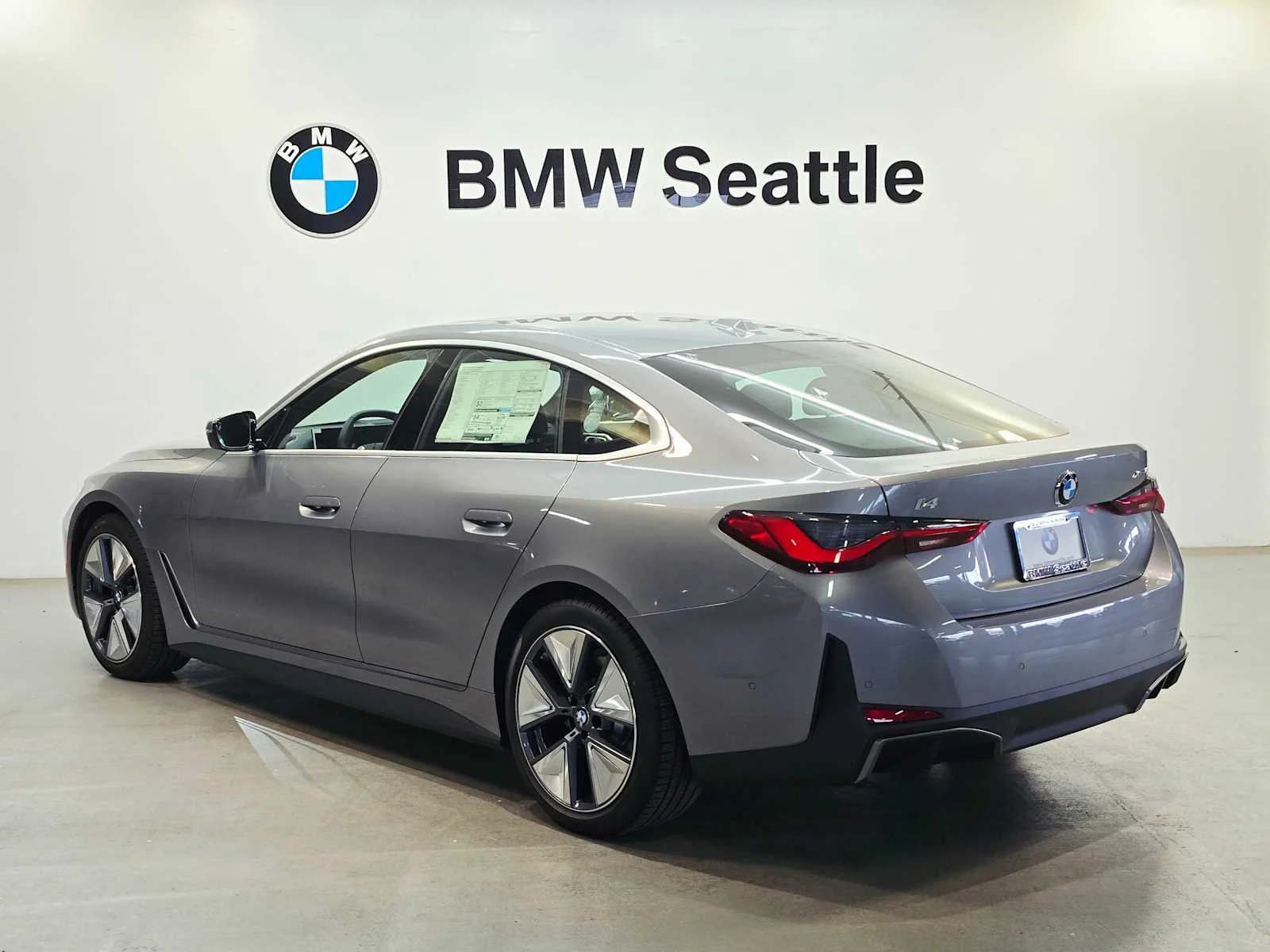 New 2026 Skyscraper Grey Metallic BMW xDrive40 image 4