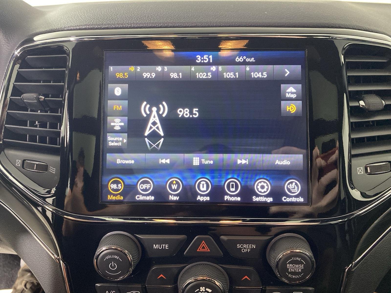 Used 2021 Diamond Black Crystal Pearlcoat Jeep Limited image 29