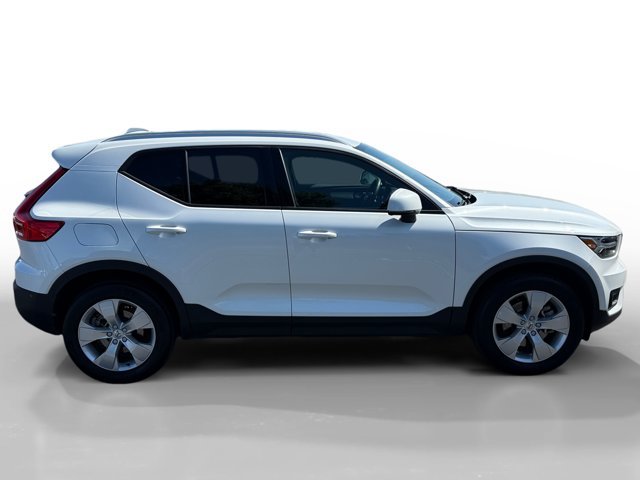 Used 2022 White Volvo Momentum image 6