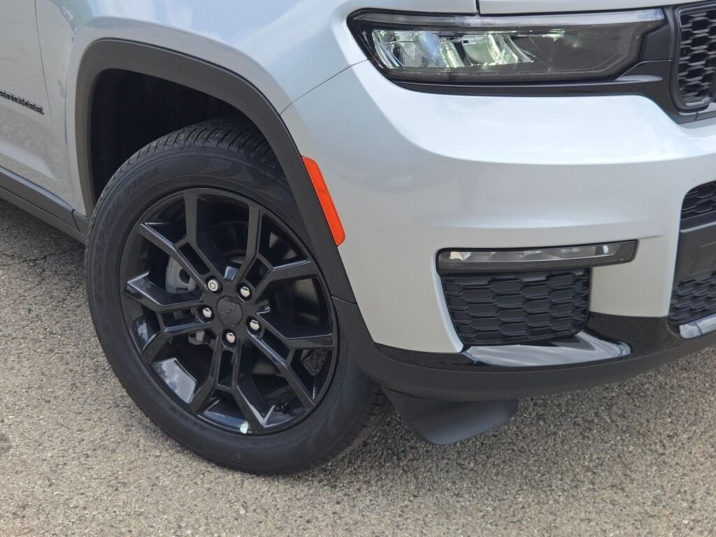 New 2025 Silver Zynith Exterior Paint Jeep Limited image 3