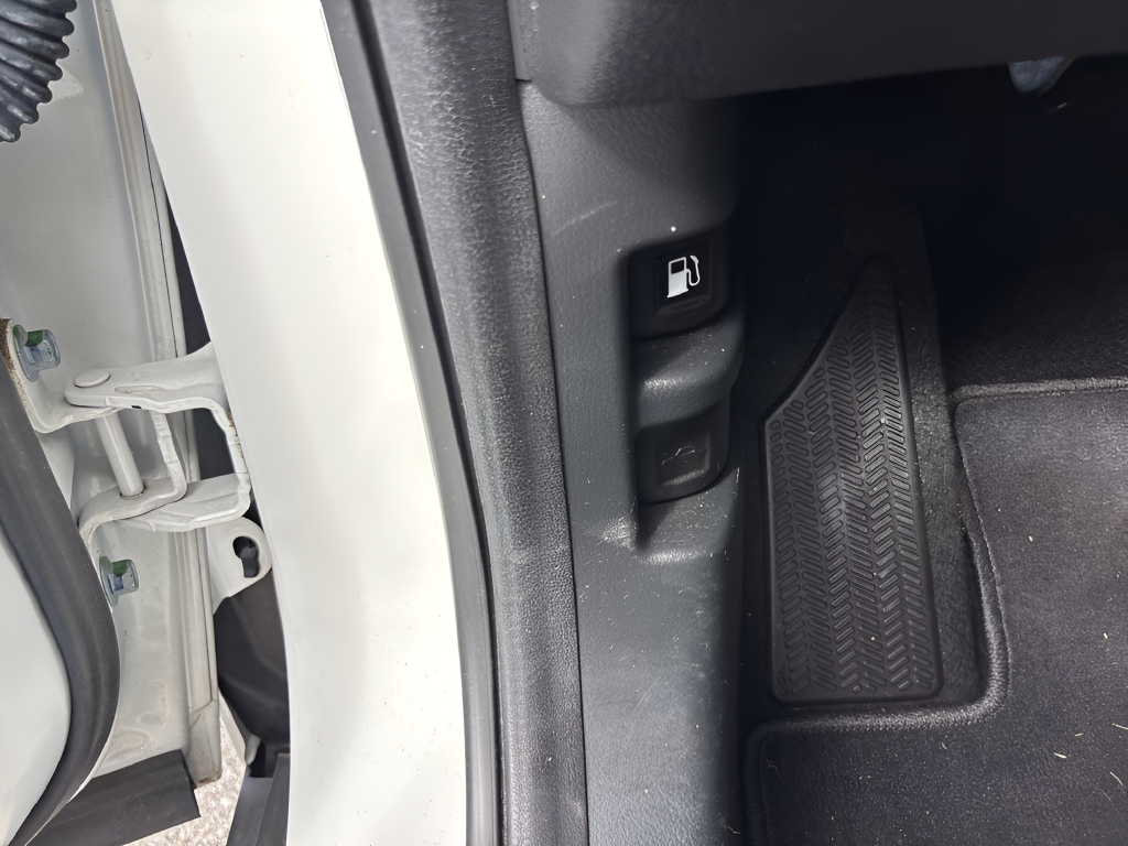 Used 2022 White Honda EX image 26