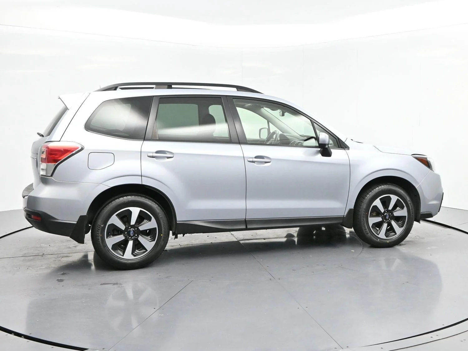 Used 2018 Ice Silver Metallic Subaru Premium image 8
