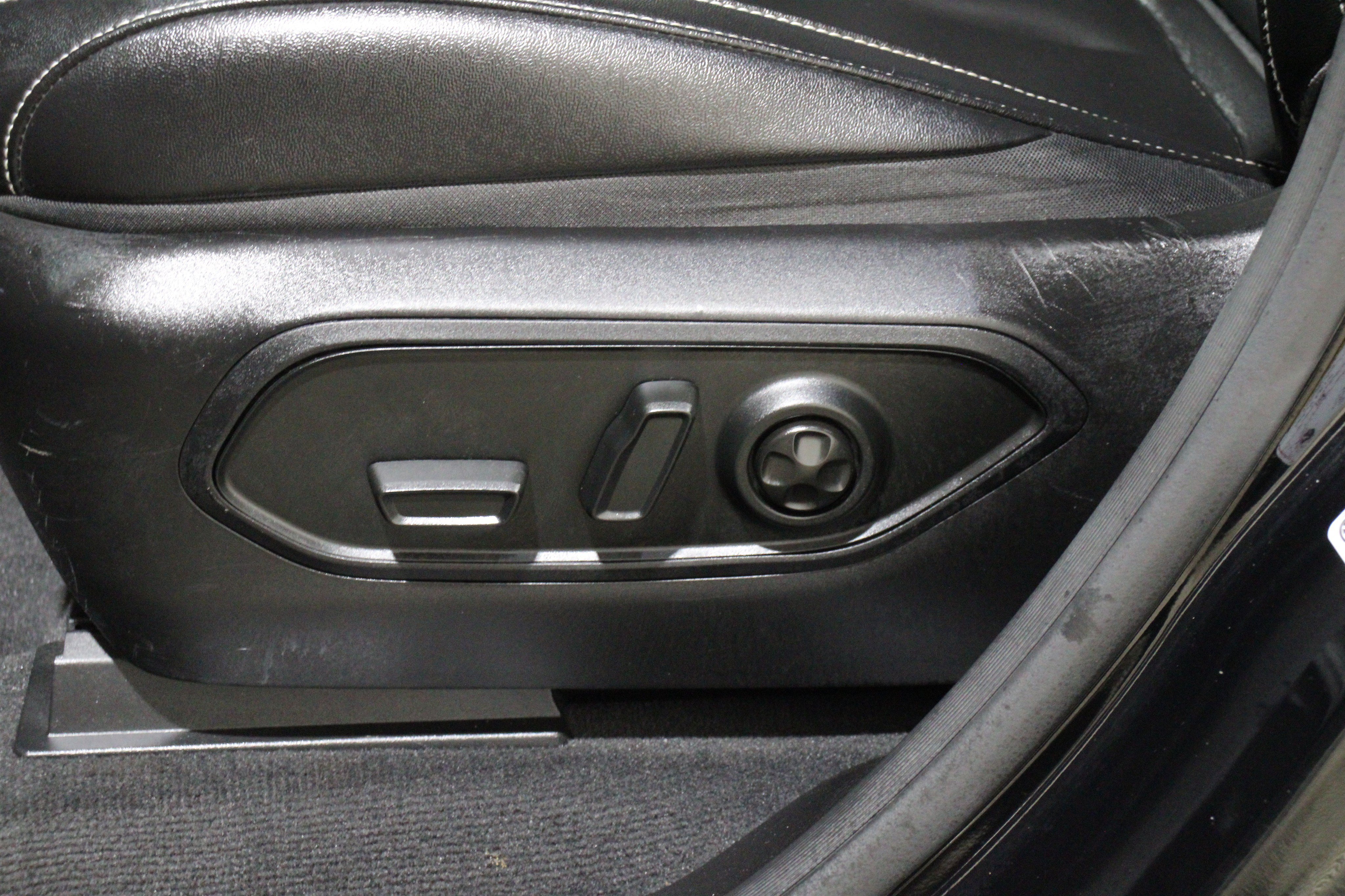 Used 2023 Diamond Black Crystal Pearlcoat Jeep Limited image 4