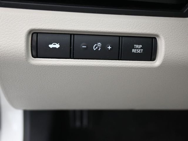 Used 2025 White Nissan 2.5 SV image 21