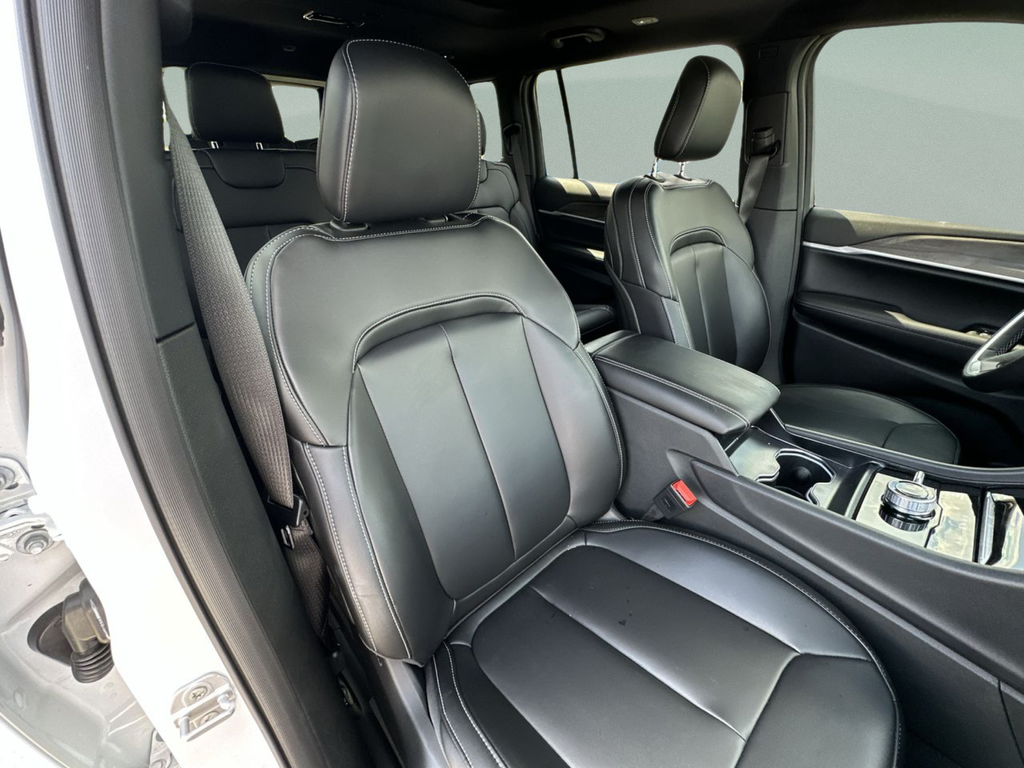 New 2026 Bright White Clear-Coat Exterior Paint Jeep Limited image 43