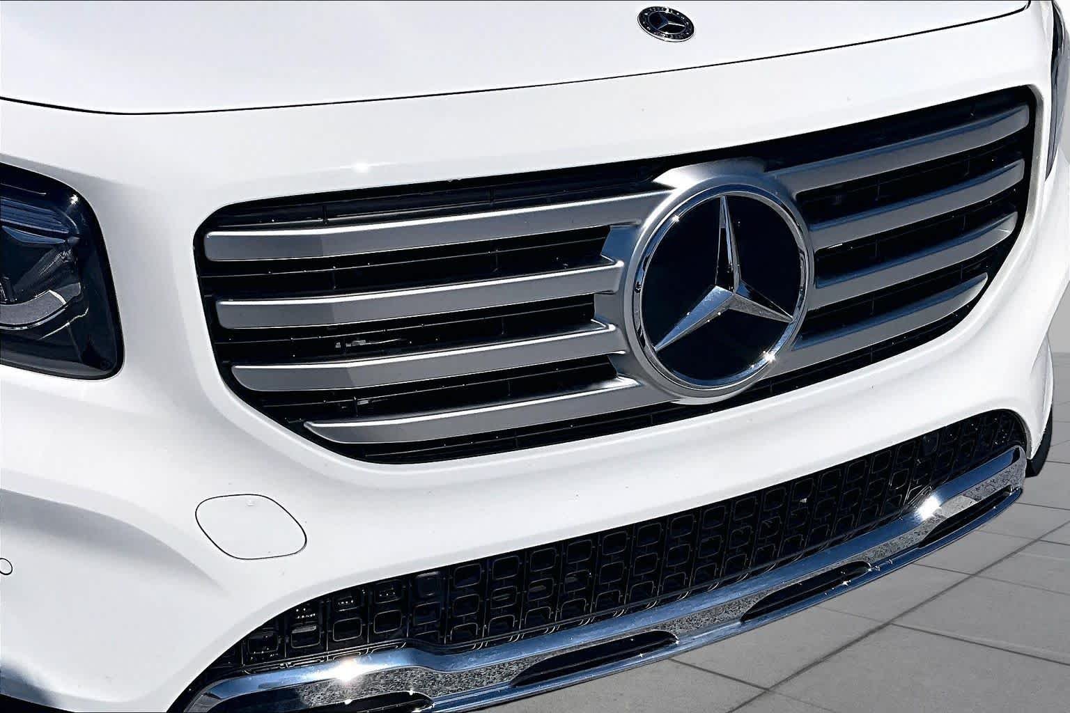 Used 2025 Polar White Mercedes-Benz GLB 250 image 29