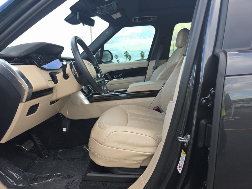 2023 Land Rover Range Rover SE photo 3