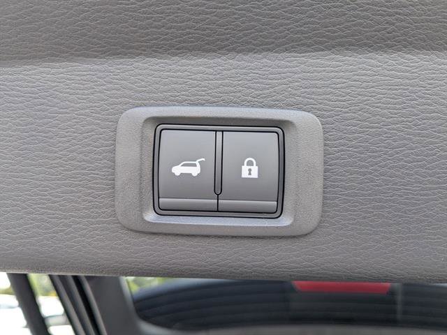 Used 2025 Black Diamond Mitsubishi SE image 14