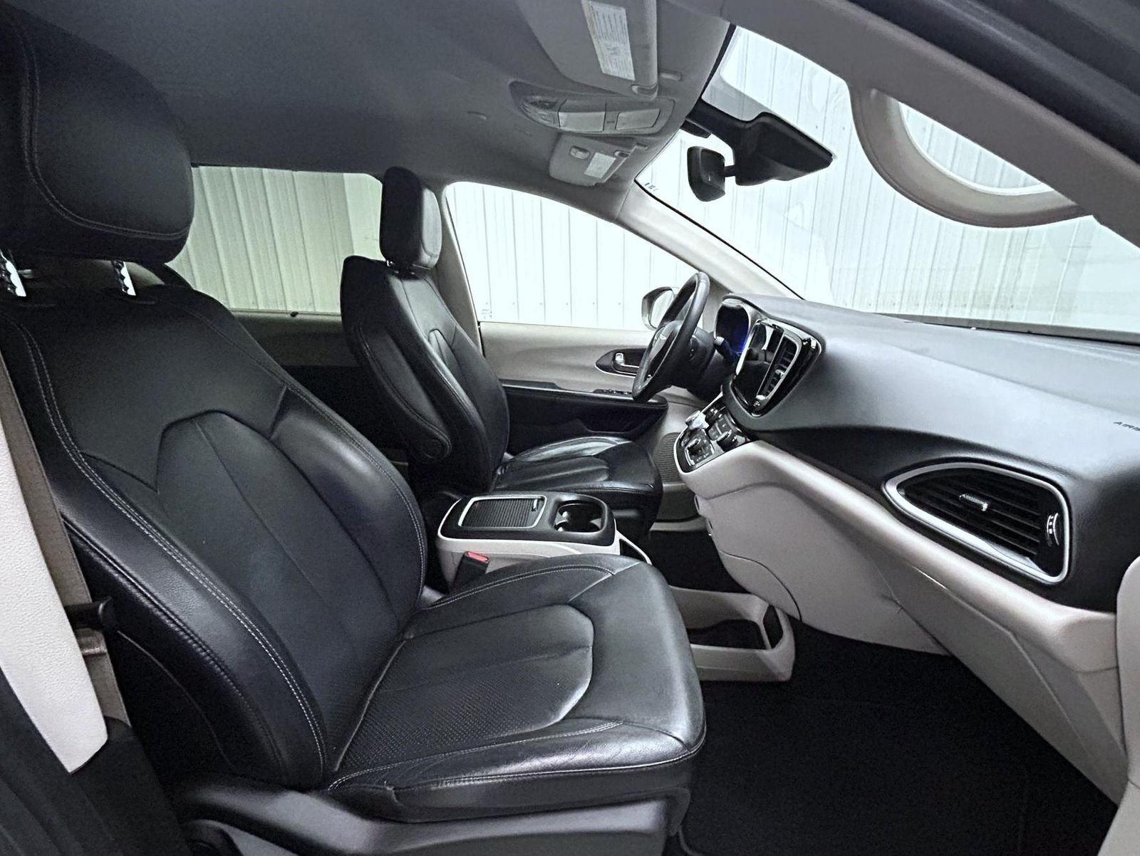 Used 2022 White Chrysler Touring L image 15
