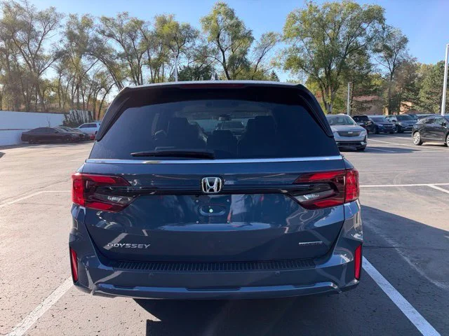 New 2027 Smoke Blue Pearl Honda Touring image 6