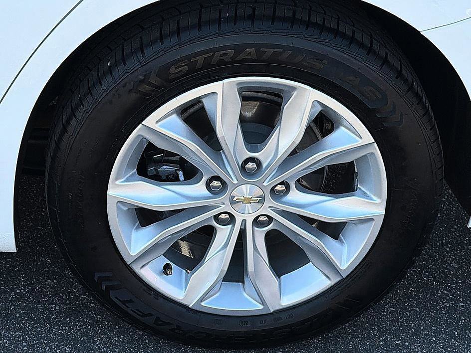 Used 2024 Summit White Chevrolet LT image 7