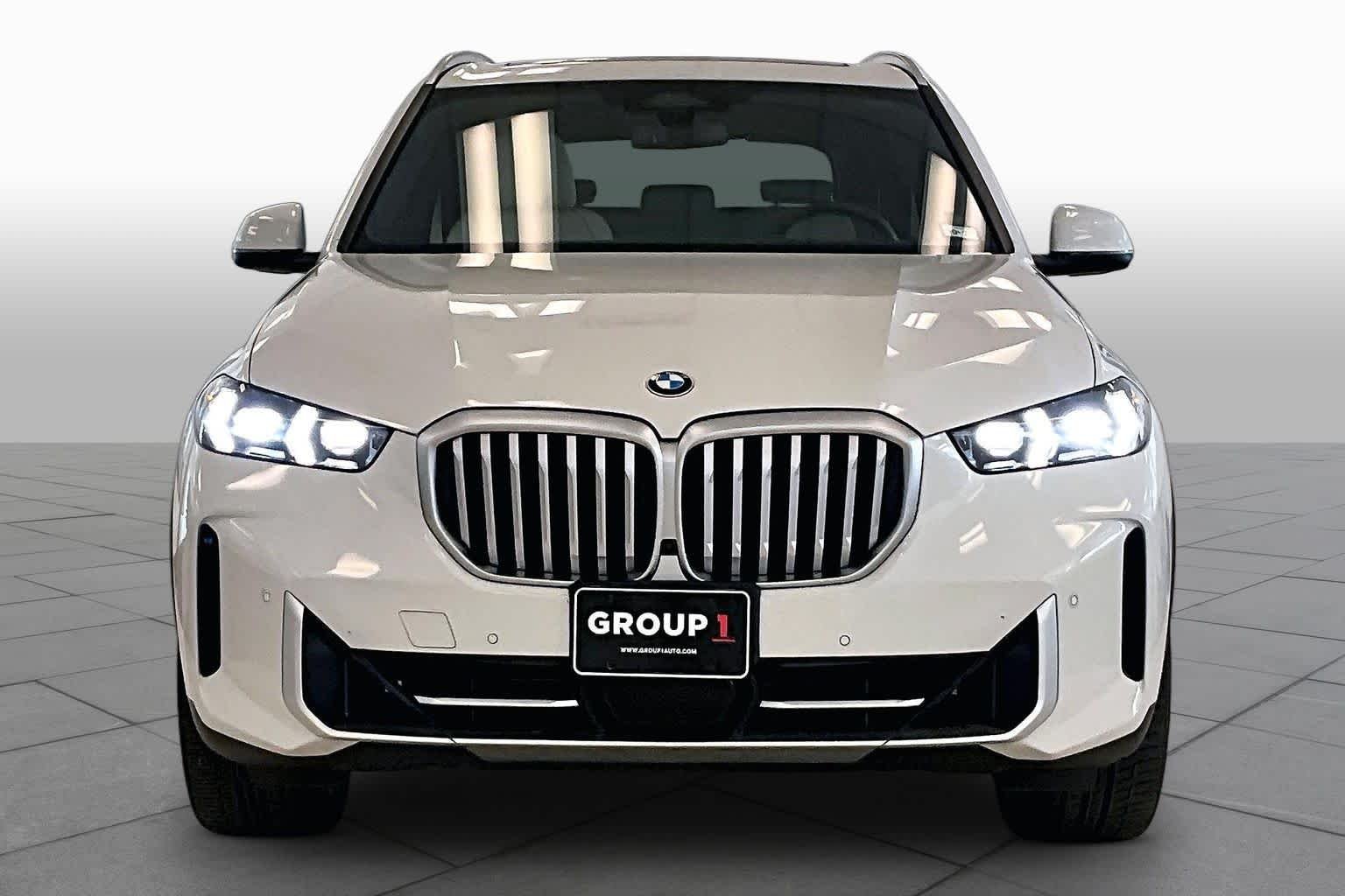 Used 2024 Alpine White BMW sDrive40i image 3