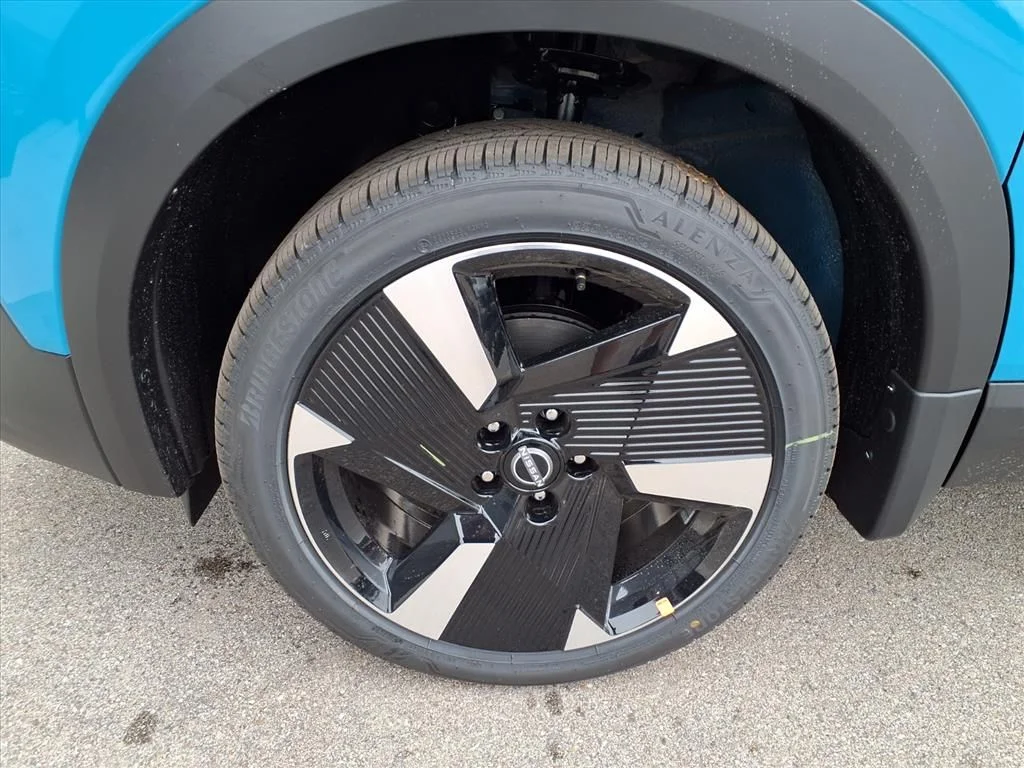 New 2026 Arctic Ice Blue Metallic / Super Black Two-tone Nissan SR image 9