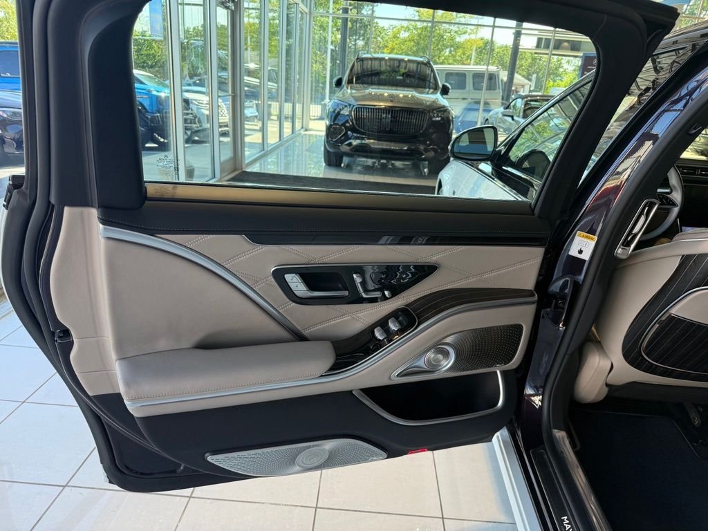 New 2025 MANUFAKTUR Moonlight White Metallic Mercedes-Benz Maybach S 680 image 11