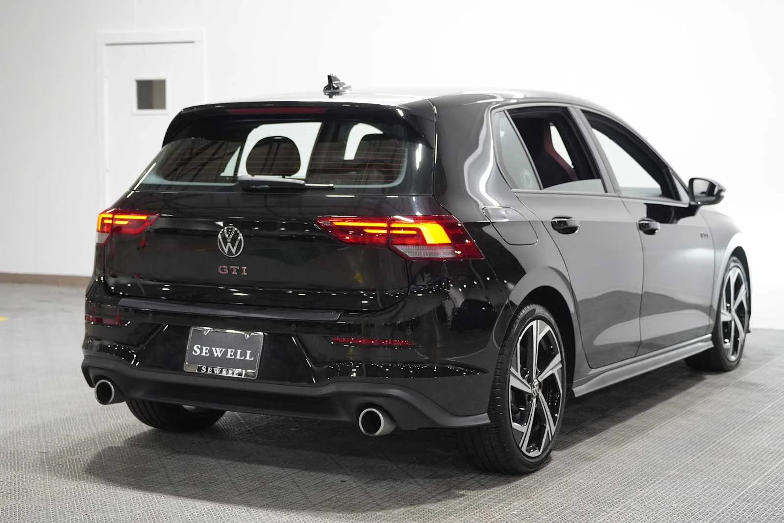 Used 2025 Mythos Black Metallic Volkswagen SE image 4
