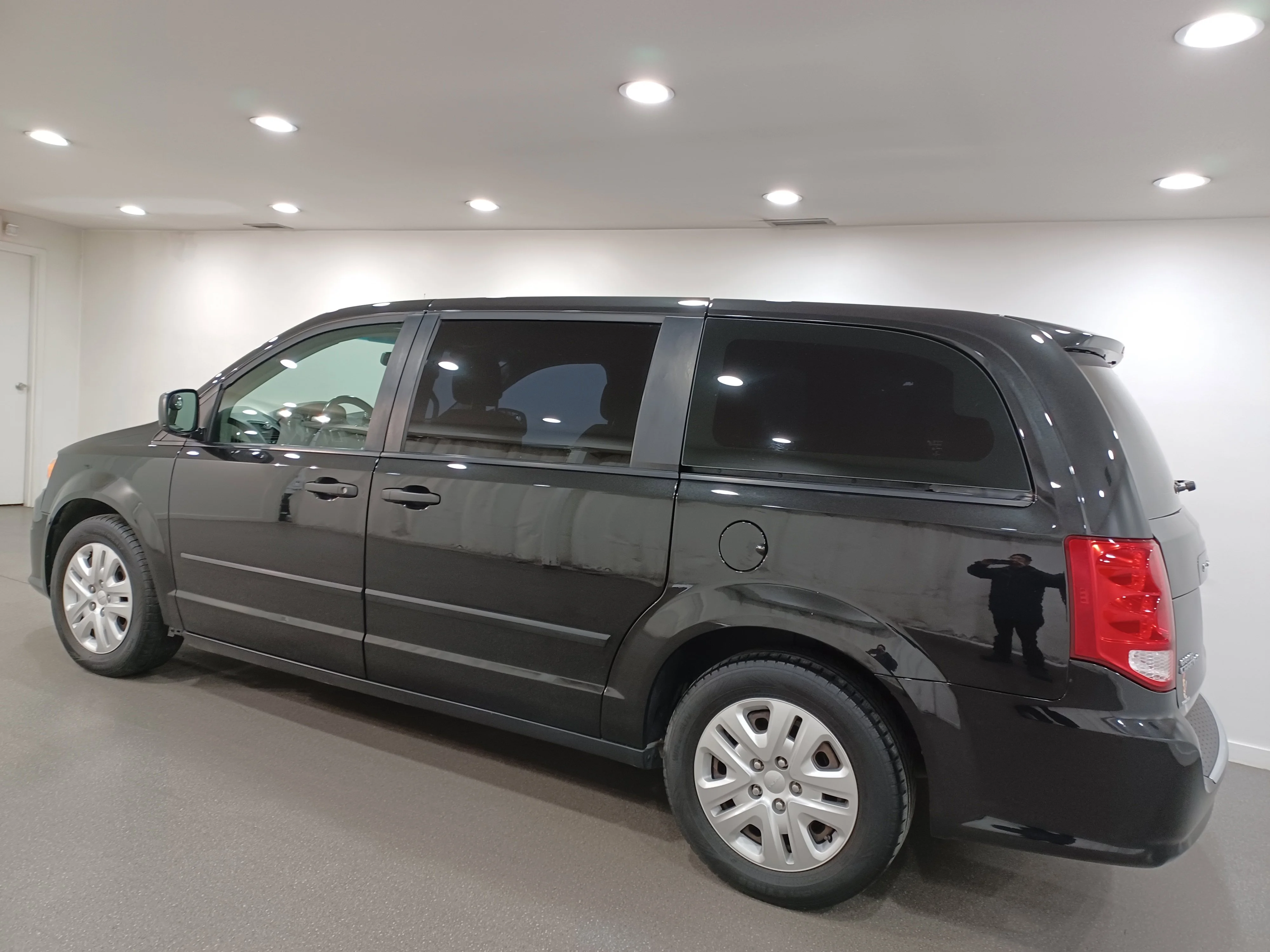 Certified Used 2017 Brilliant Black Crystal Pearl Dodge SE*3.6L V6 | Brilliant Black Crystal Pearl | 7 Pass | Stow 