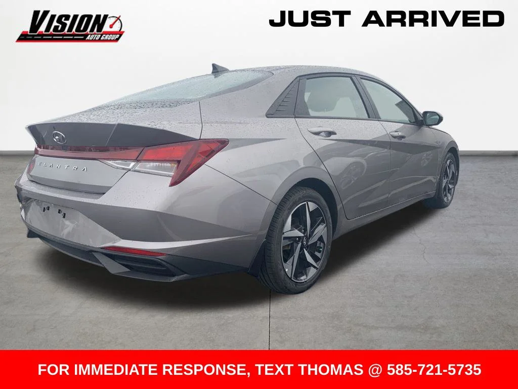 Used 2023 Silver Hyundai SEL image 3