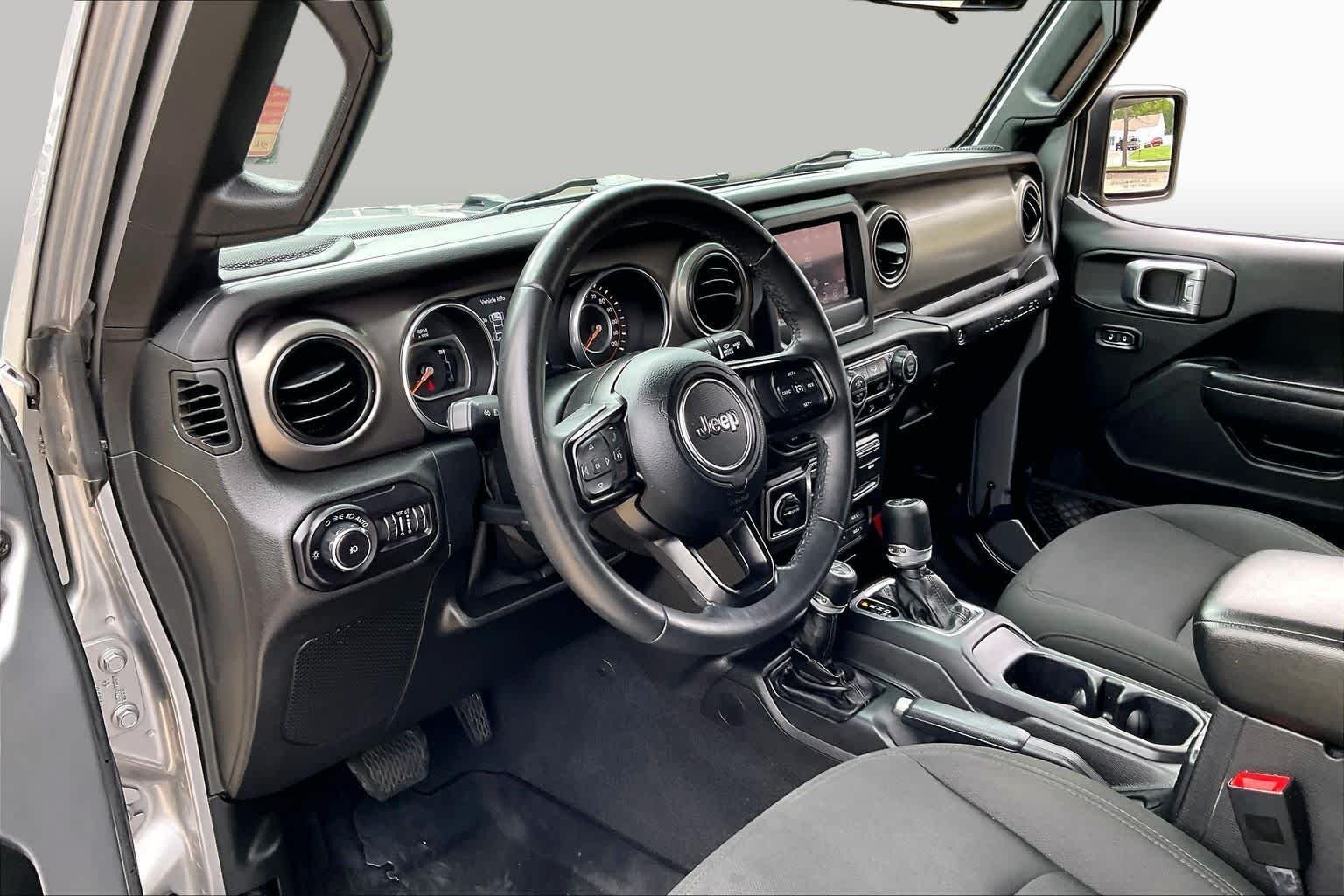 Used 2018 Billet Silver Metallic Clearcoat Jeep Sport S image 16