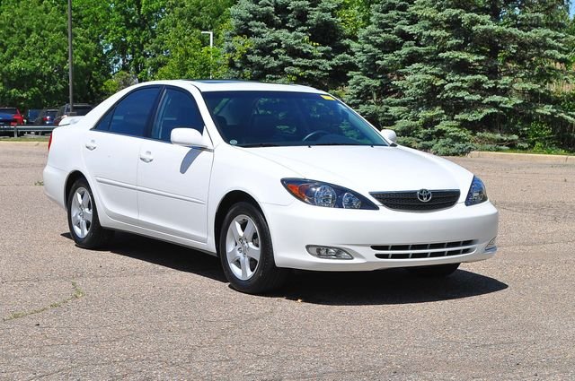 Used 2002 White Toyota SE image 1