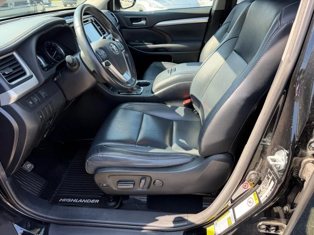 Used 2017 Black Toyota XLE image 11