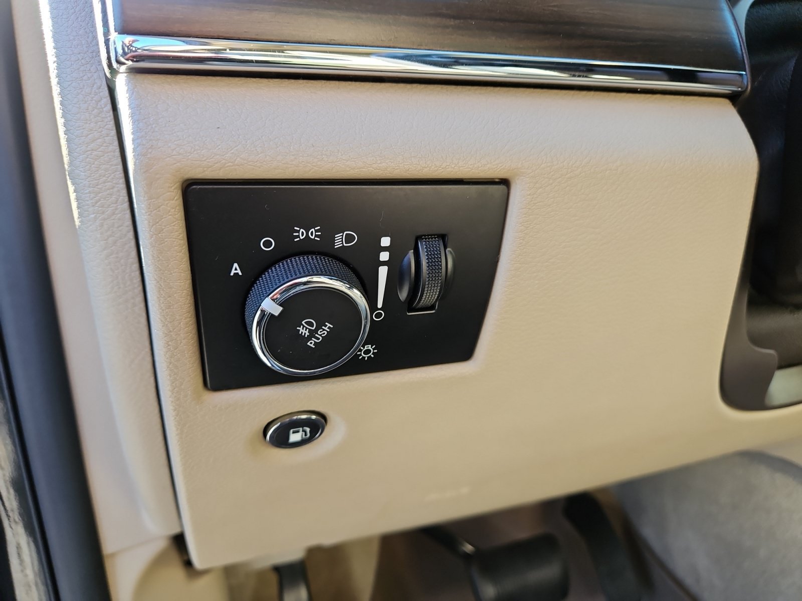 Used 2017 Black Jeep Overland image 23