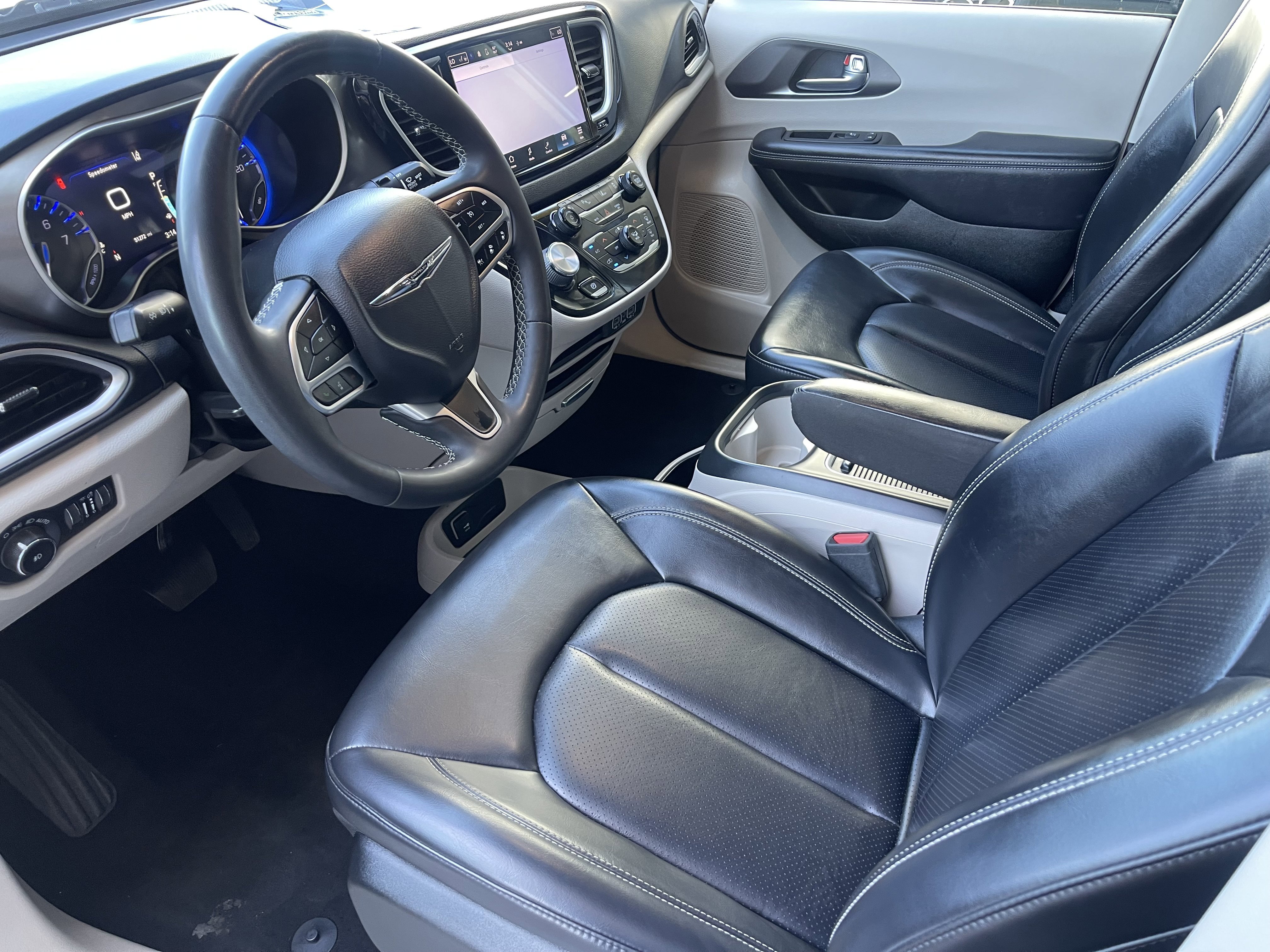 Used 2023 Silver Chrysler Touring L image 13
