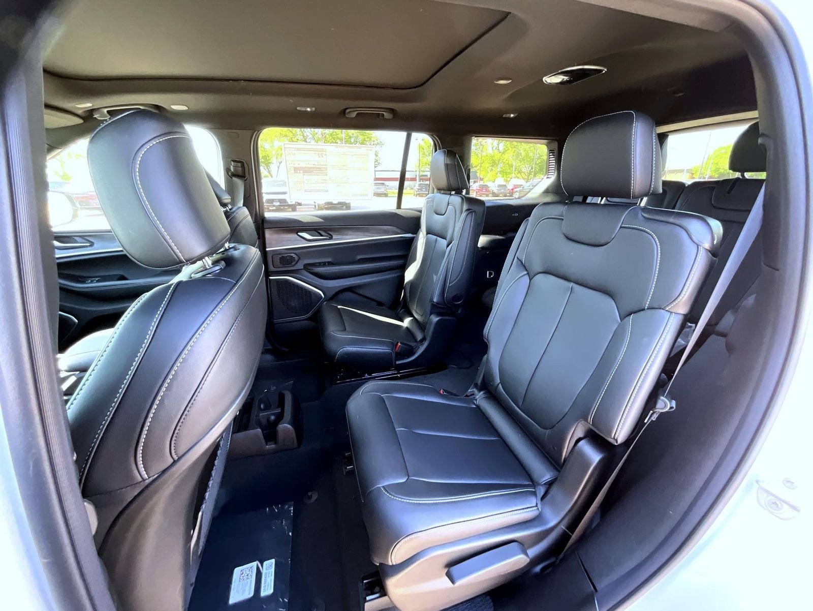 New 2026 Bright White Clear-Coat Exterior Paint Jeep Limited image 12