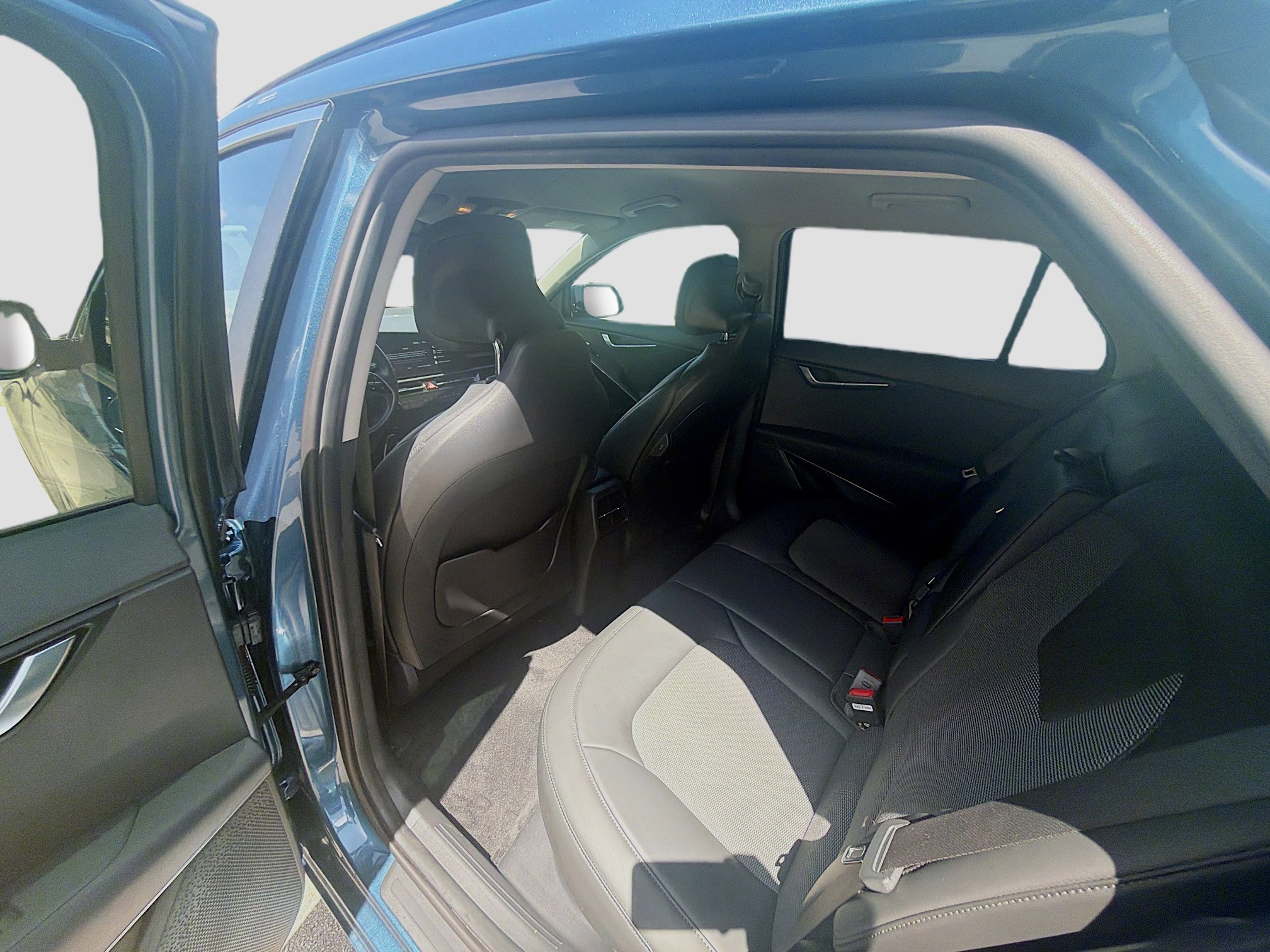 Used 2024 Mineral Blue Kia Wind image 22