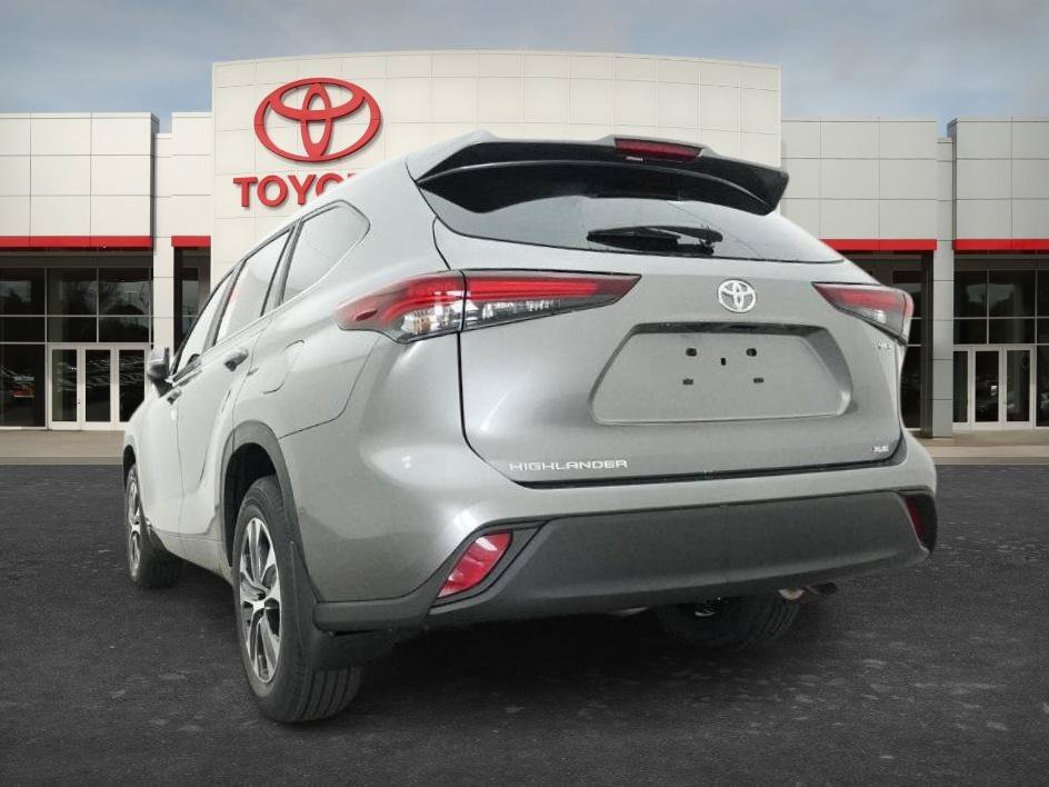 New 2026 Heavy Metallic Toyota Hybrid XLE image 17