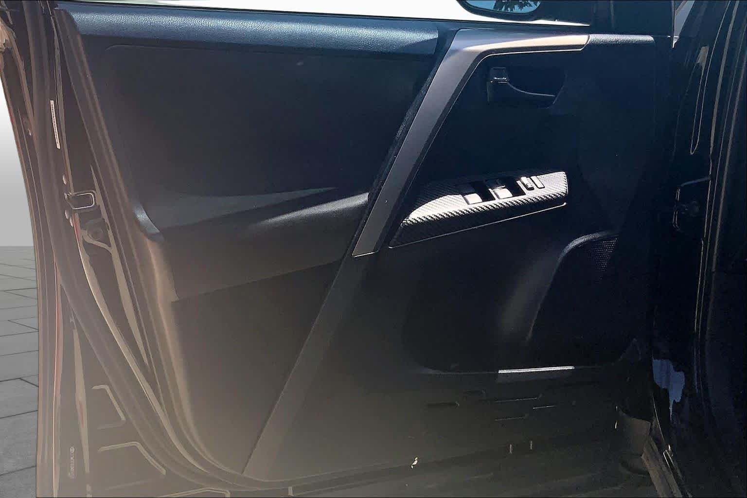 Used 2013 Black Toyota XLE image 21
