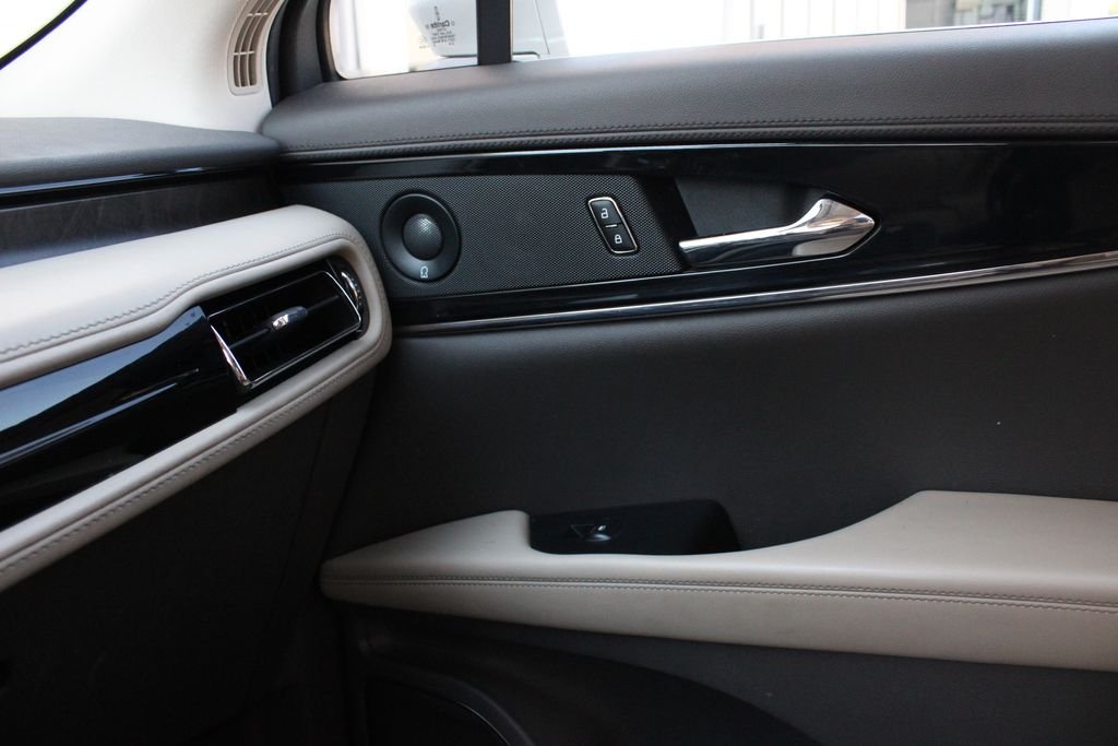 Used 2023 Pearl Metallic Lincoln Reserve image 22