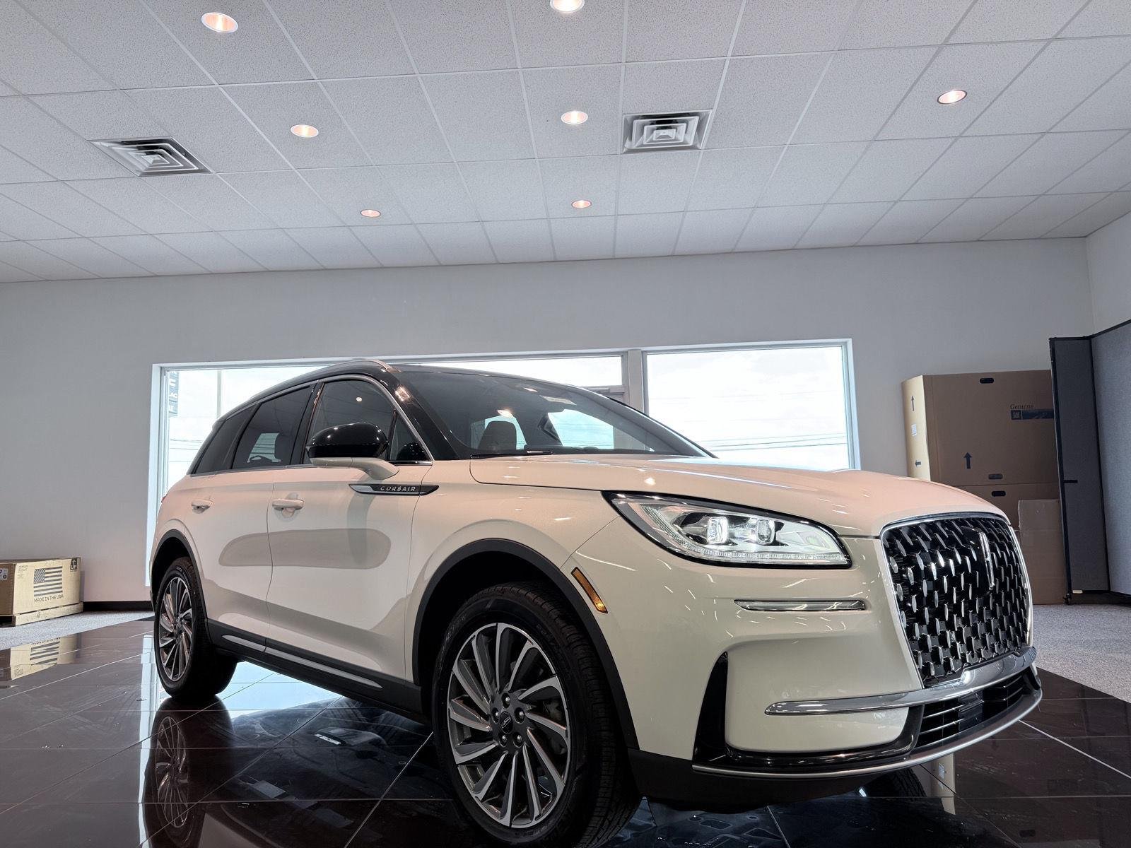 Used 2023 Pristine White Me Lincoln Reserve image 3