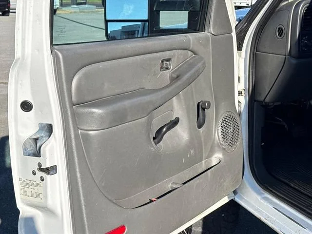 Used 2005 Summit White Chevrolet Work Truck image 16