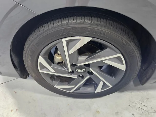 Used 2025 Gray Hyundai SEL Sport image 17