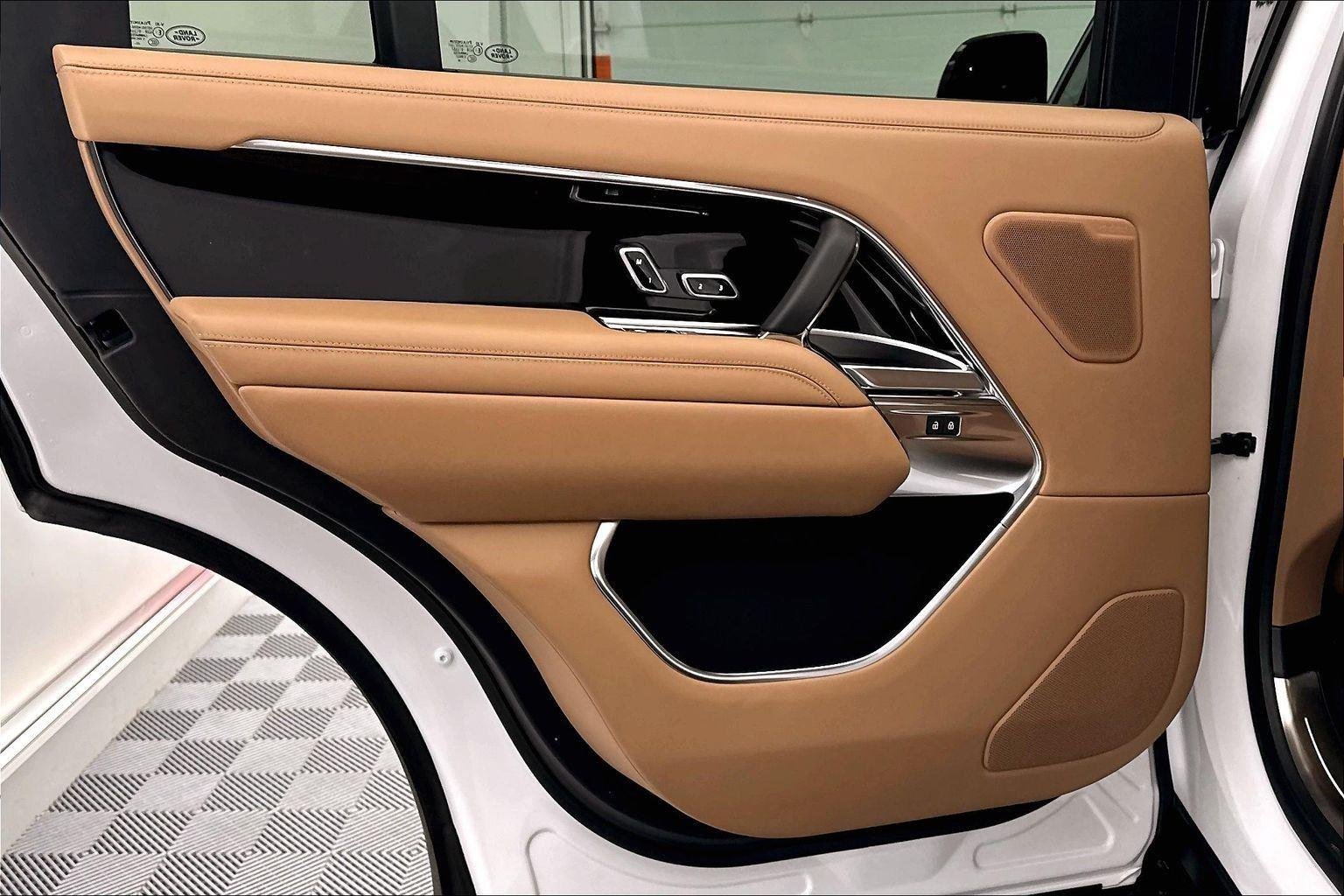 New 2026 Ostuni Pearl White Premium Metallic Land Rover SE image 26