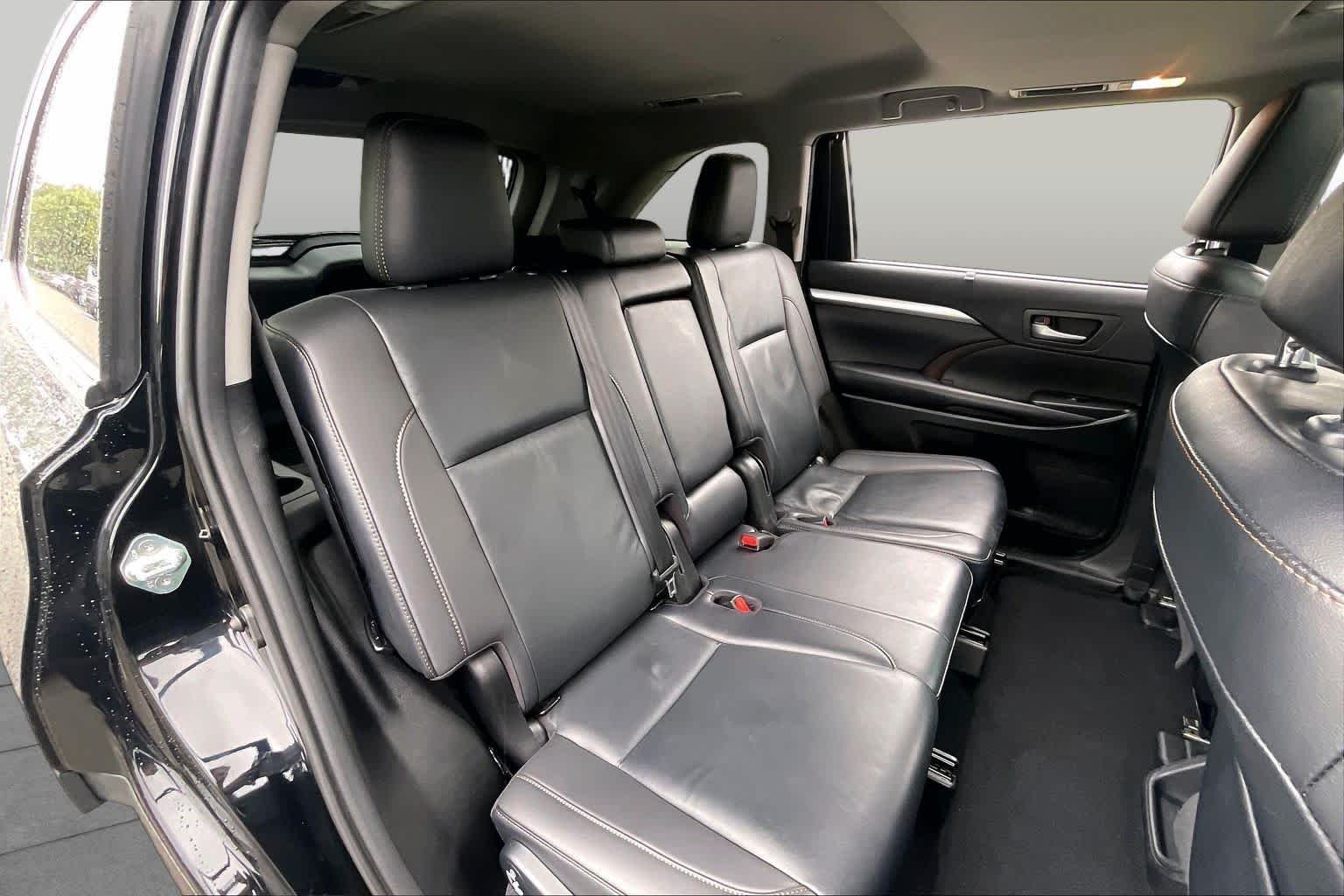 Used 2019 Midnight Black Metallic Toyota XLE image 19