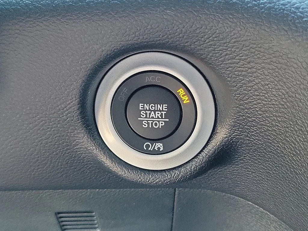 2025 Chrysler Voyager LX - Photo 11