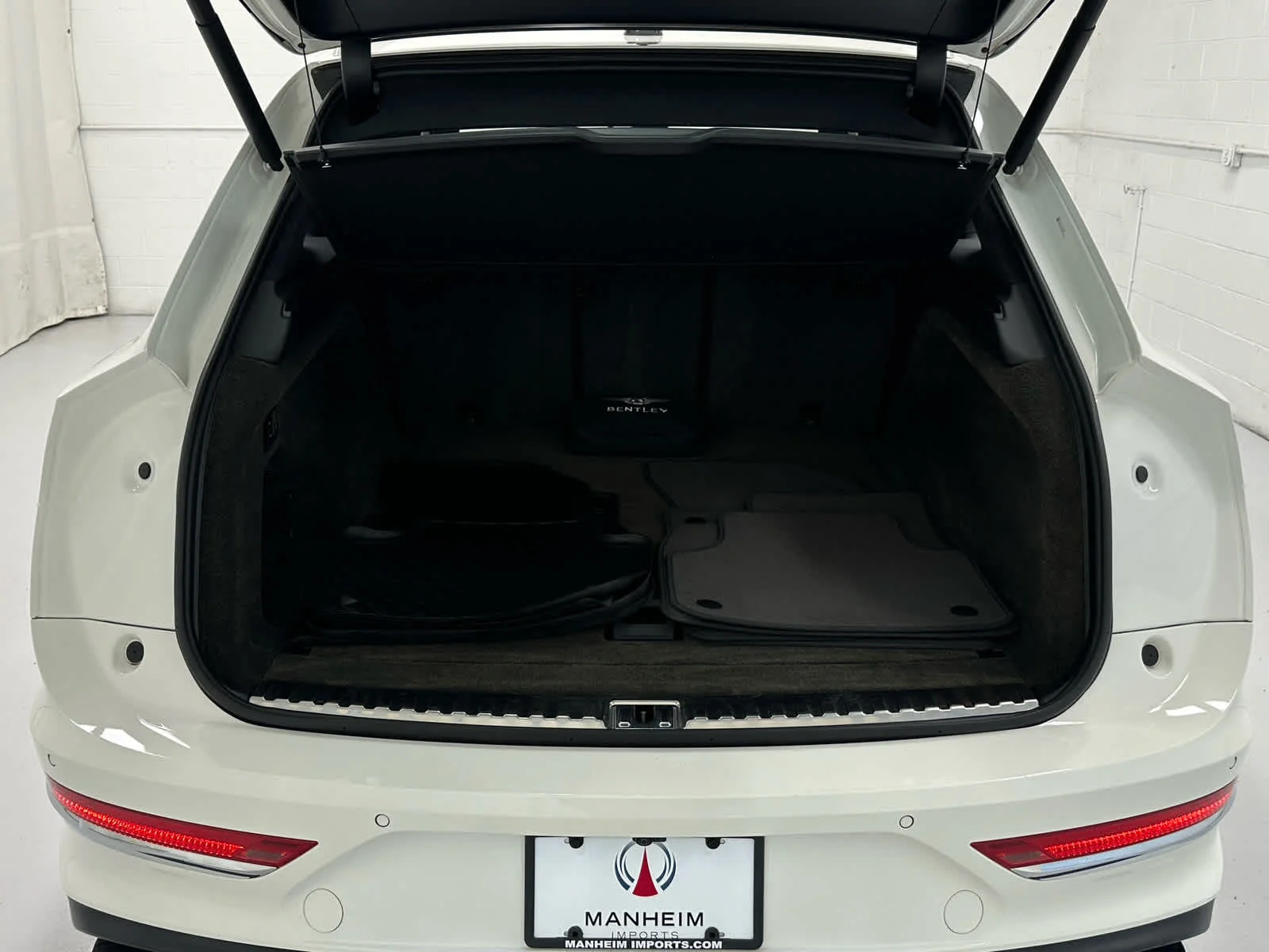 Used 2023 Glacier White Bentley V8 image 48