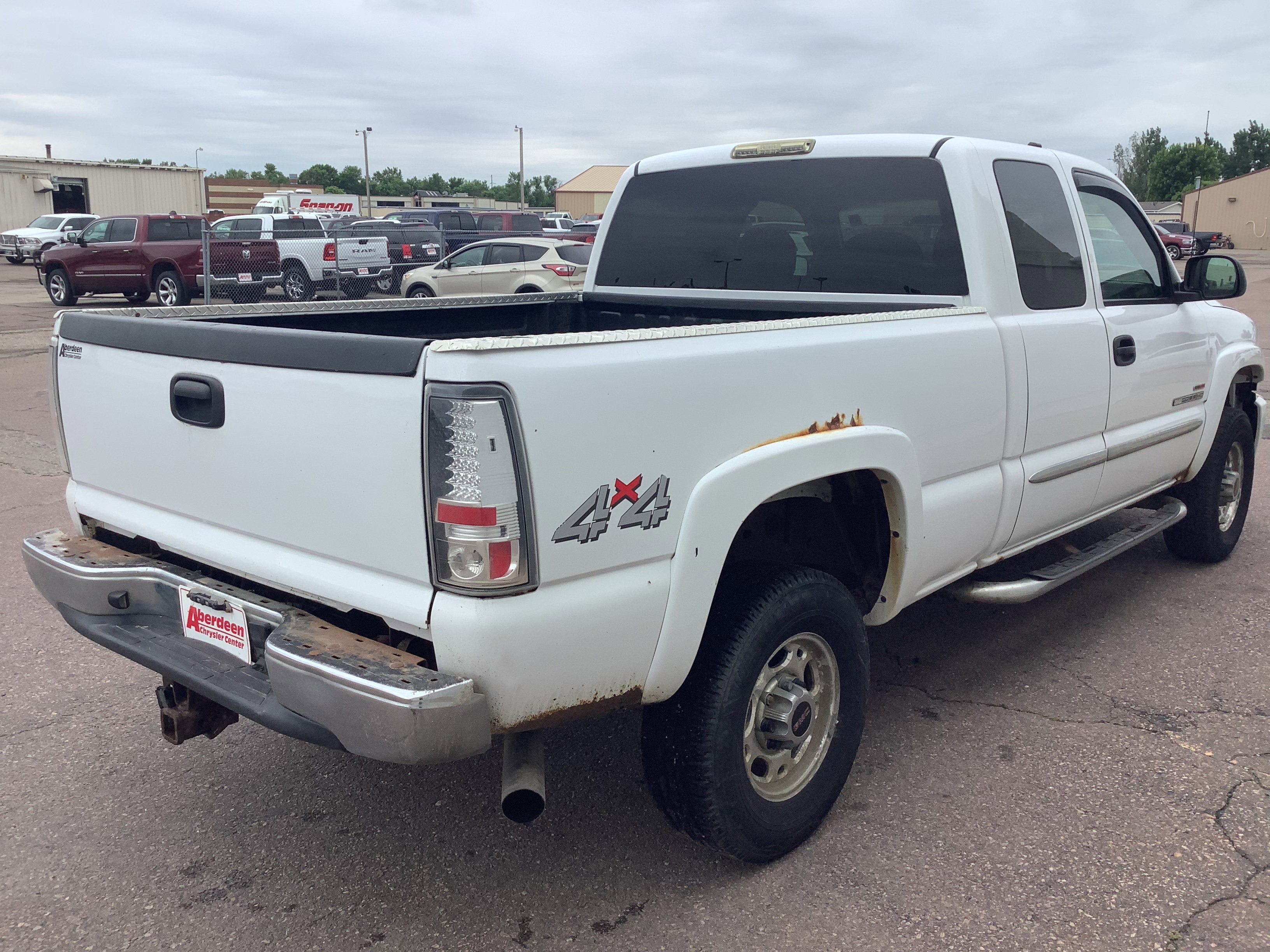Used 2004 White GMC SLE image 5